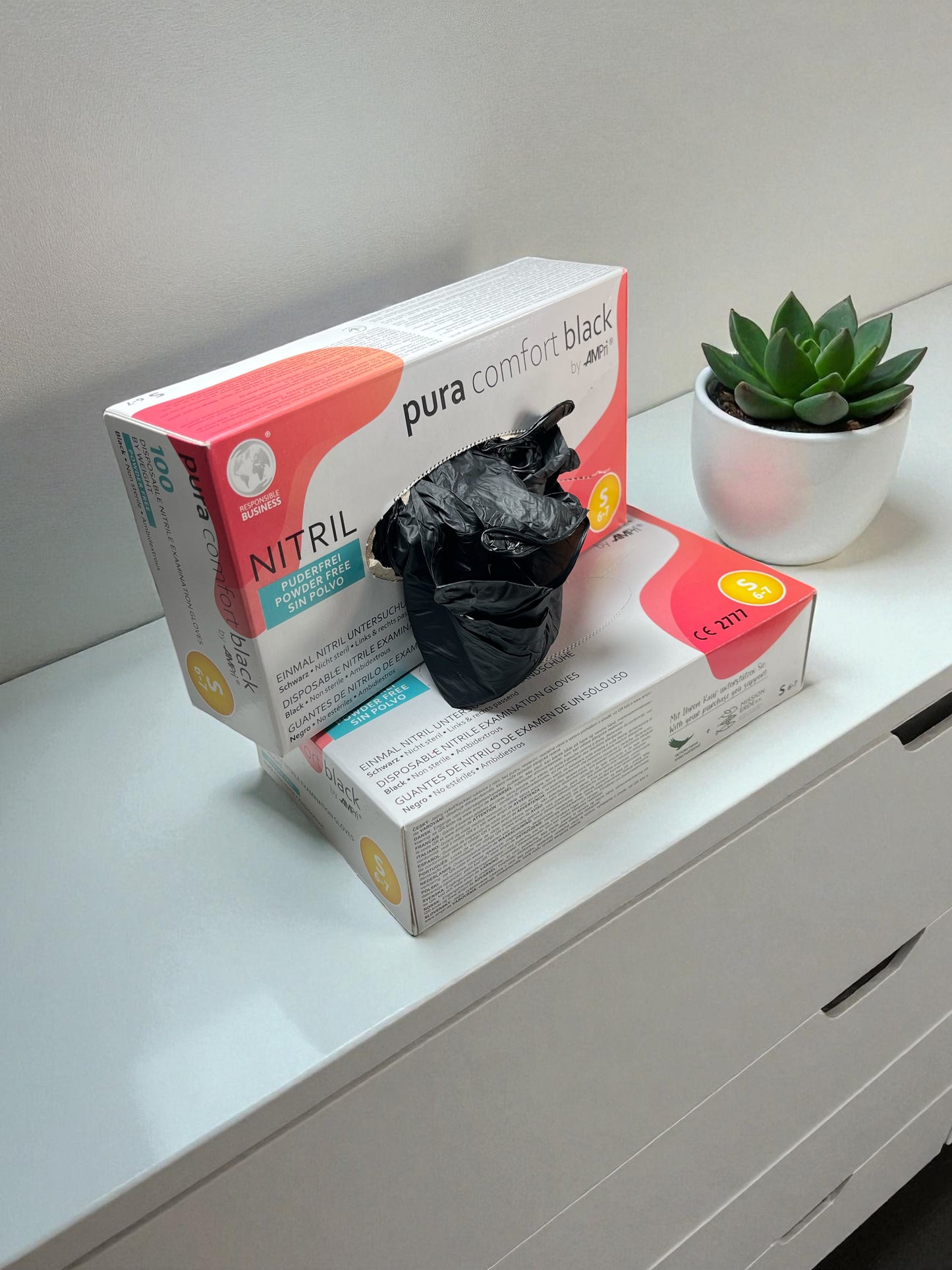 100 DISPOSABLE NITRILE GLOVES- Black